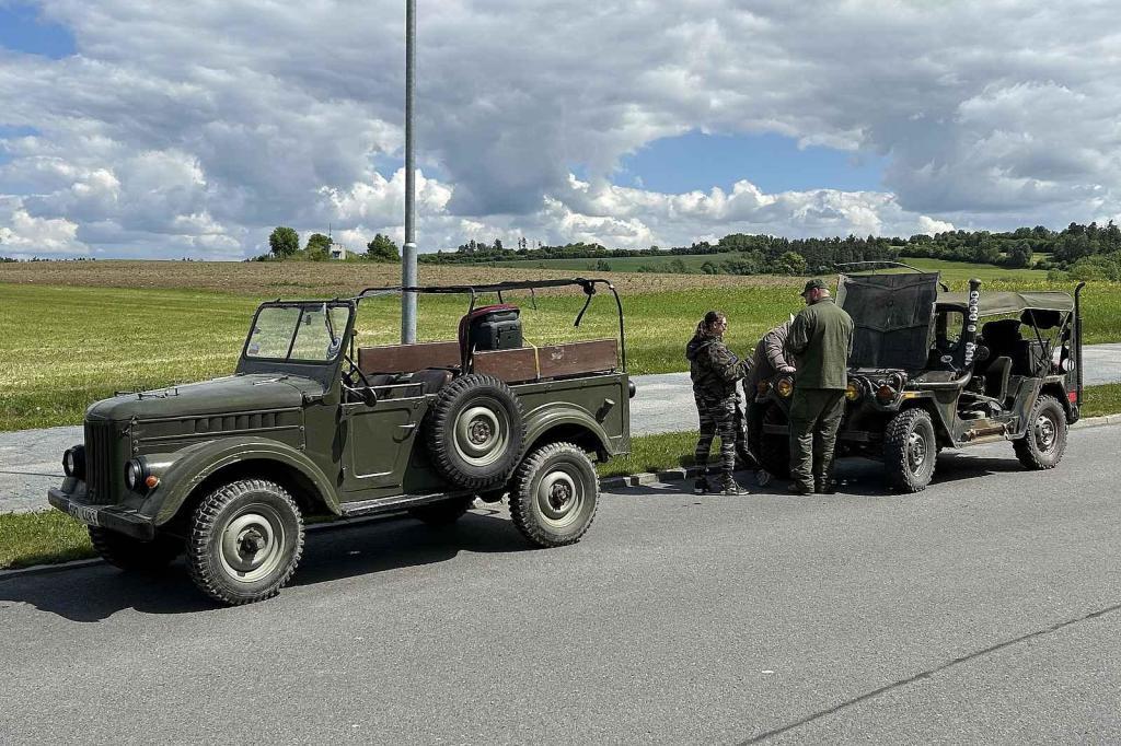Veterány soutěžící o Zlomenou poloosu při své zastávce v Koutech