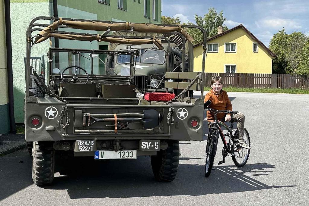 Veterány soutěžící o Zlomenou poloosu při své zastávce v Koutech