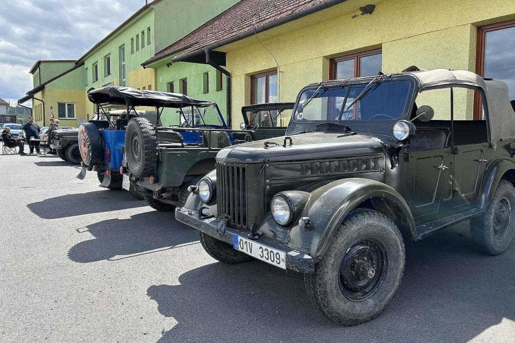 Veterány soutěžící o Zlomenou poloosu při své zastávce v Koutech