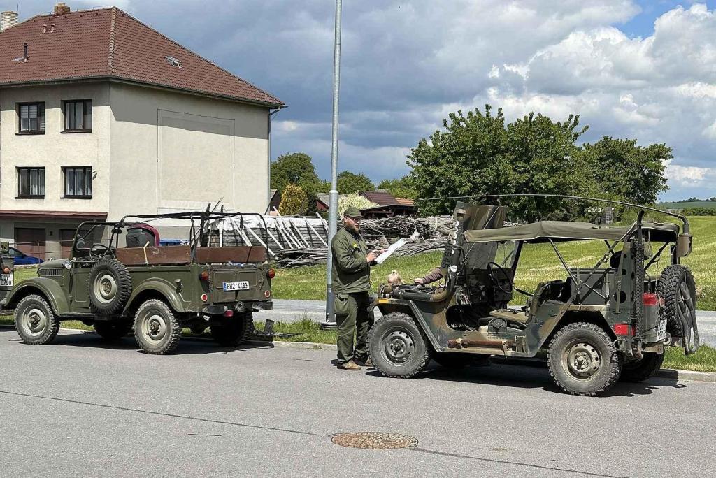 Veterány soutěžící o Zlomenou poloosu při své zastávce v Koutech