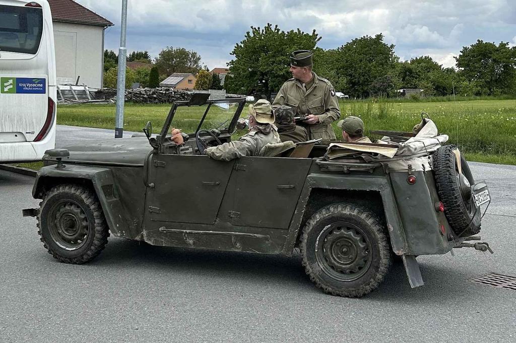 Veterány soutěžící o Zlomenou poloosu při své zastávce v Koutech