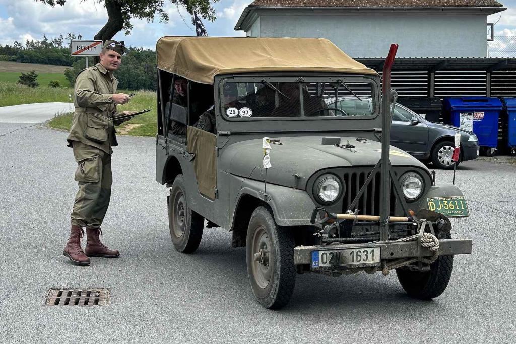 Veterány soutěžící o Zlomenou poloosu při své zastávce v Koutech