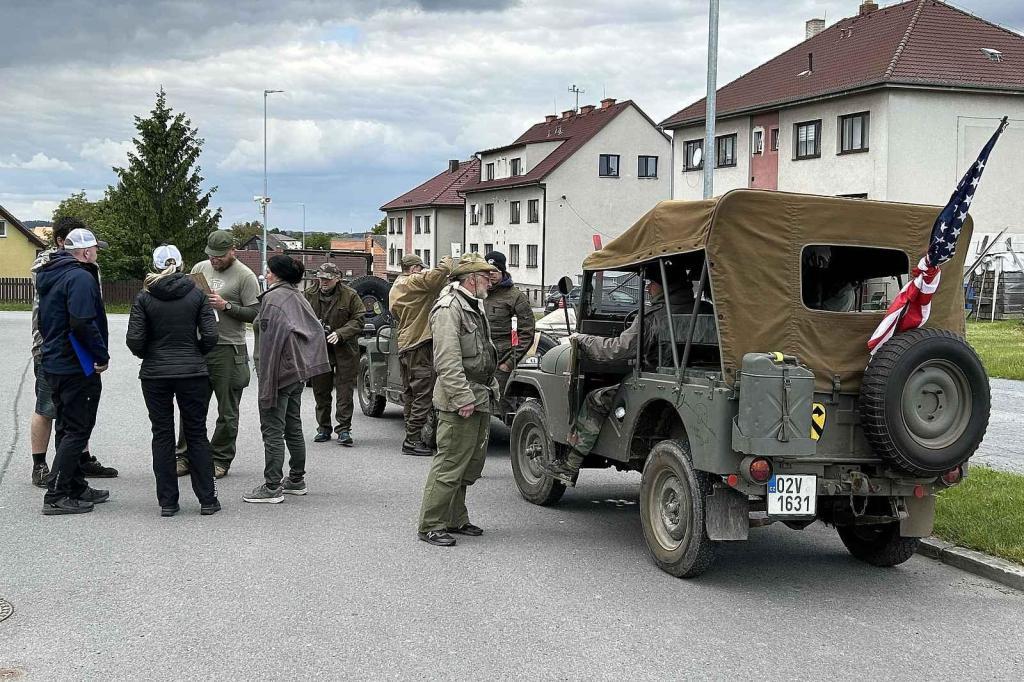 Veterány soutěžící o Zlomenou poloosu při své zastávce v Koutech