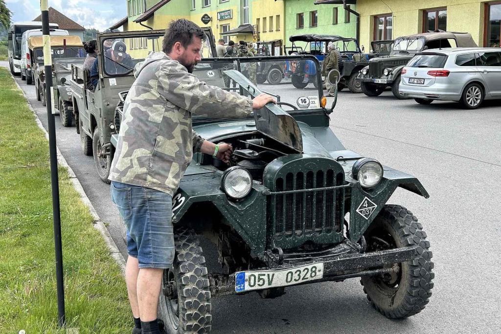 Veterány soutěžící o Zlomenou poloosu při své zastávce v Koutech