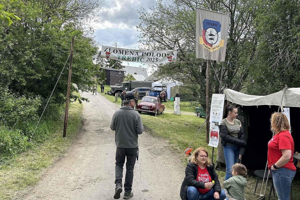 Veterány soutěžící o Zlomenou poloosu na své základně na Jalovci u Číchova