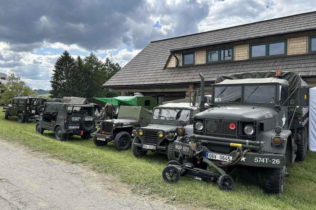 Veterány soutěžící o Zlomenou poloosu na své základně na Jalovci u Číchova
