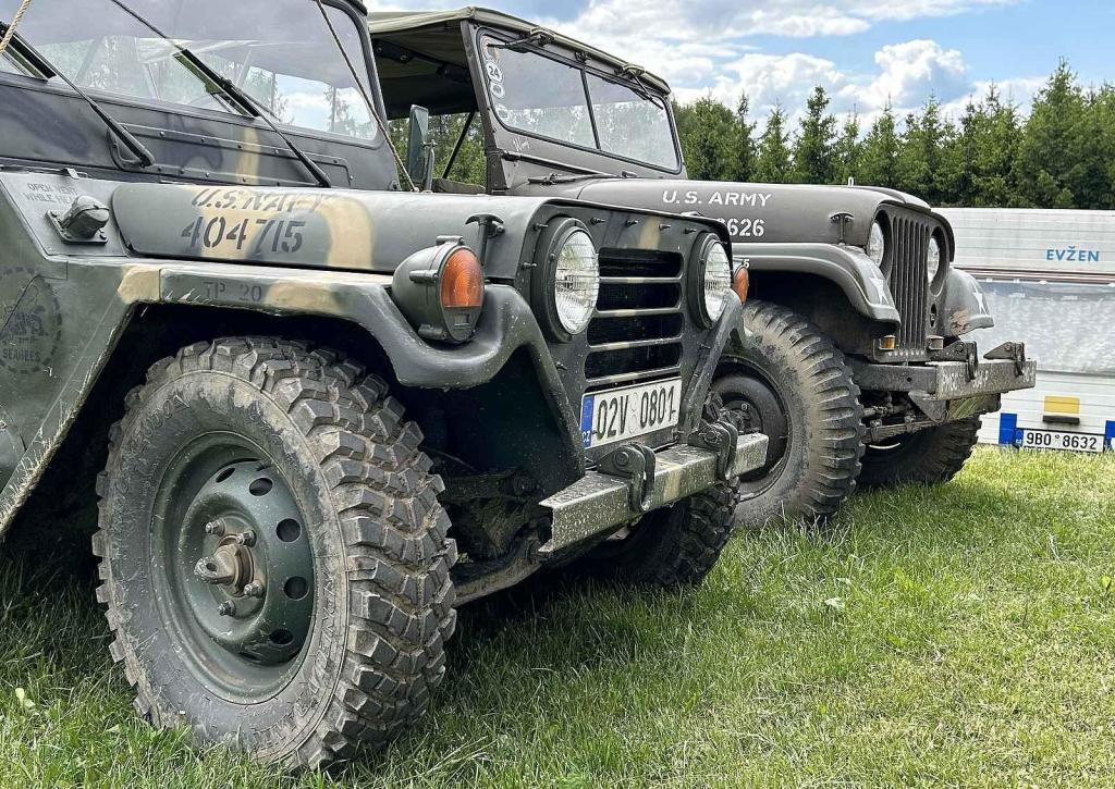 Veterány soutěžící o Zlomenou poloosu na své základně na Jalovci u Číchova
