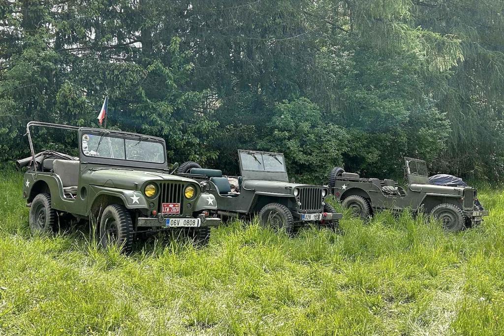 Veterány soutěžící o Zlomenou poloosu na své základně na Jalovci u Číchova