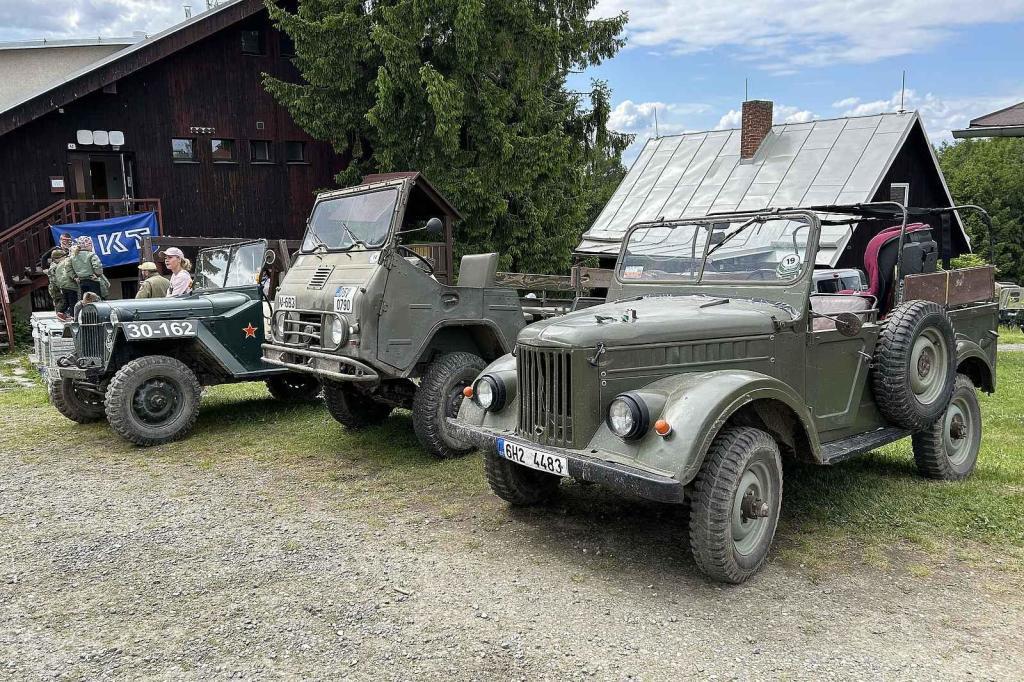 Veterány soutěžící o Zlomenou poloosu na své základně na Jalovci u Číchova