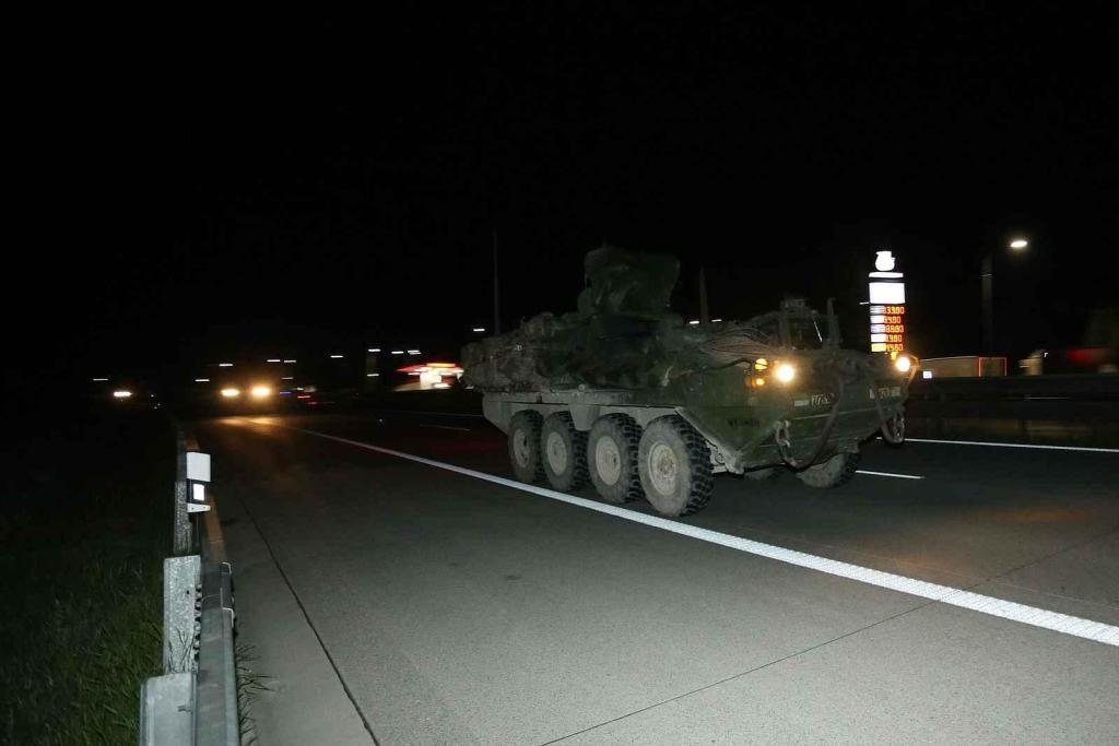 Konvoj amerických vojenských vozidel na D1.