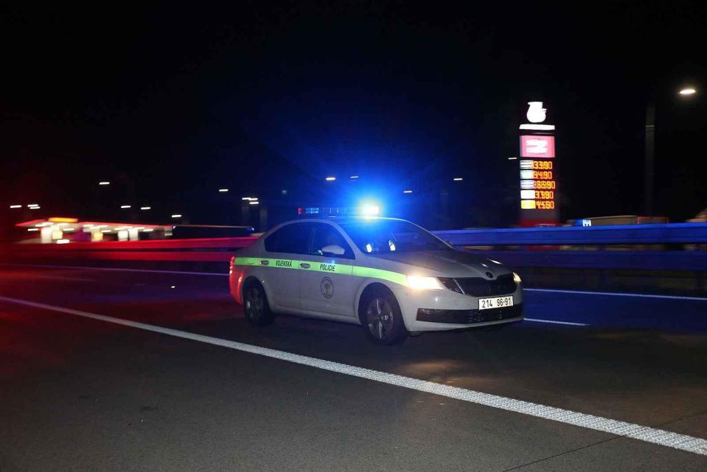 Konvoj amerických vojenských vozidel na D1.