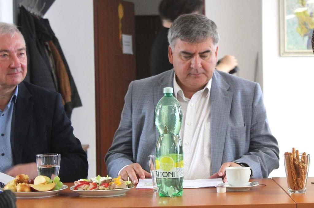 Ředitel Správy Zlín Ředitelství silnic a dálnic Karel Chudárek na jednání o D55 v Dolních Bojanovicích.