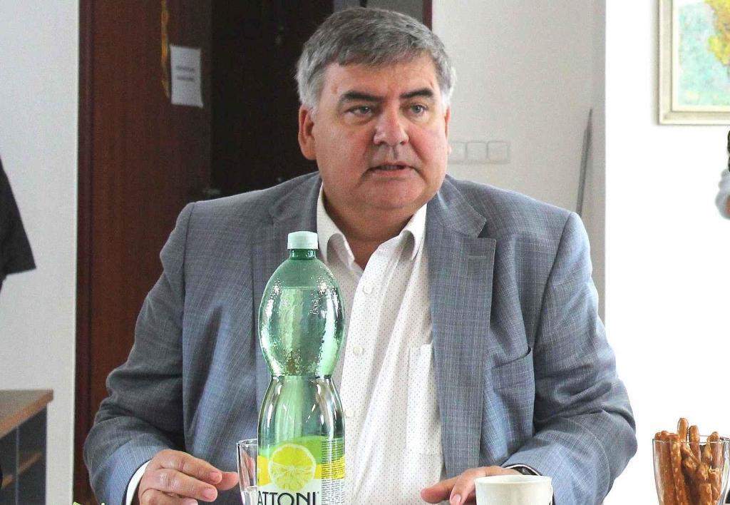 Ředitel Správy Zlín Ředitelství silnic a dálnic Karel Chudárek na jednání o D55 v Dolních Bojanovicích