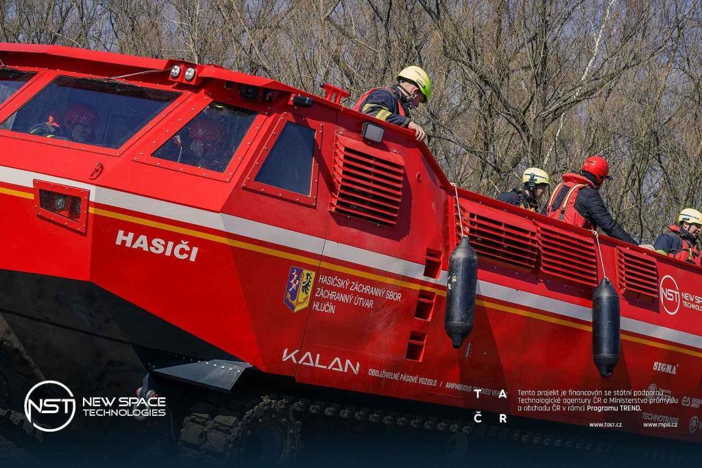 Hasiči záchranného útvaru Hlučín zkouší obojživelné vozidlo Kalan.