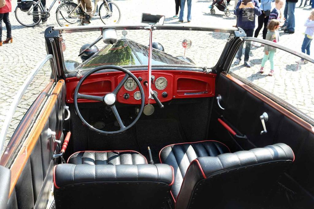 Pohled do interiáru vozu DKW F8.