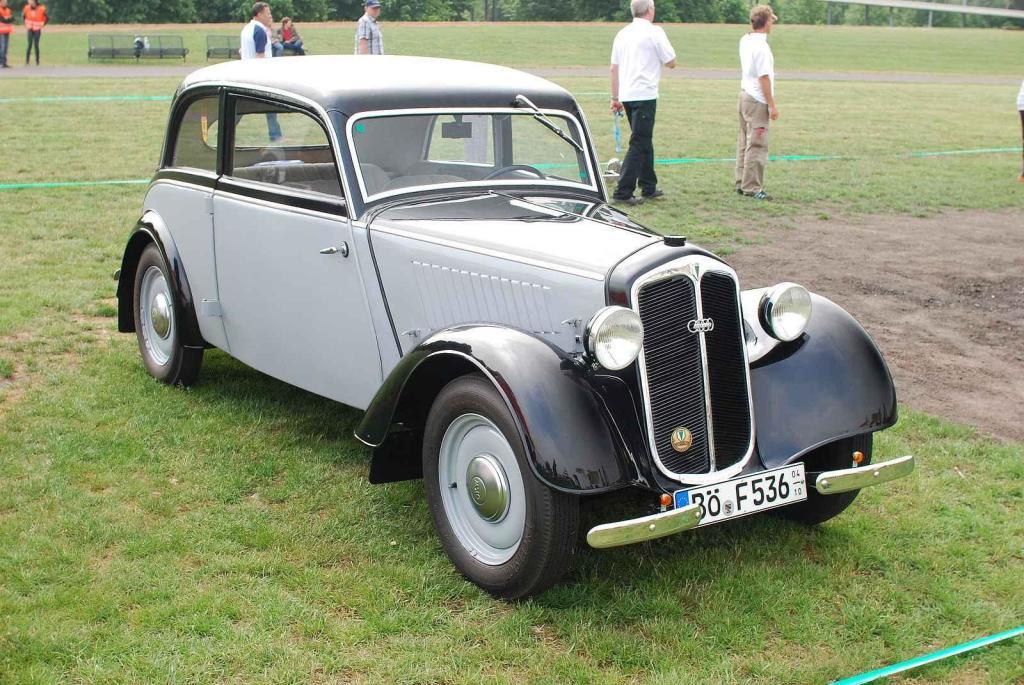 Vůz DKW F8 v provedení sedan při setkání Oldtimer Tag v Magdeburku.
