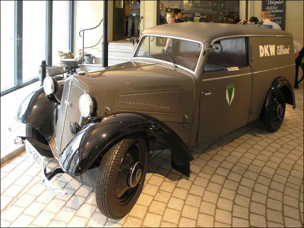 Vůz DKW F8 s nástavbou dodávky.