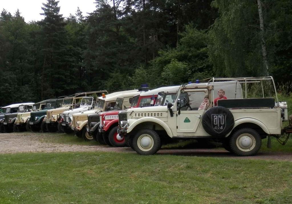 Vozidla účastníků dřívějších srazů.