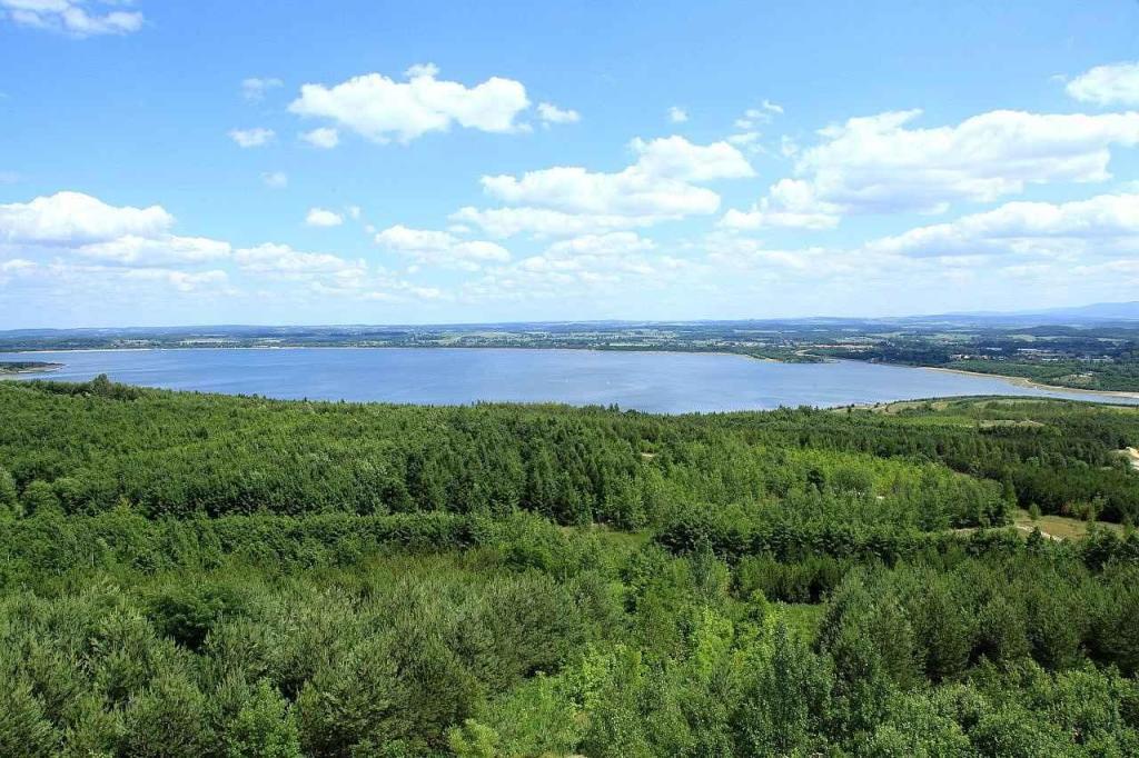 Pohled na Berzdorfské jezero z rozhledny Neuberzdorfer Höhe v Schönau-Berzdorf.