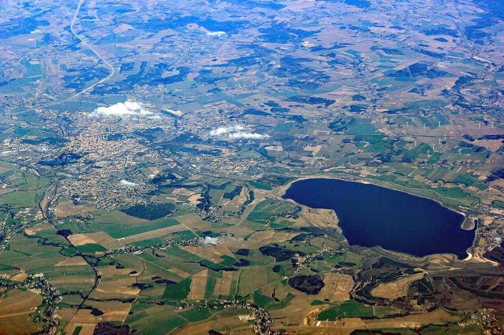 Letecký pohled na Berzdorfské jezero nedaleko Liberce.