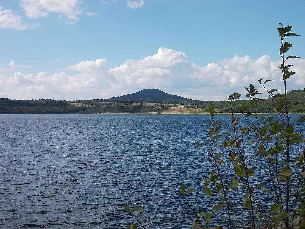 Jezero Berzdorf a kopec Landeskrone z Deutsch Ossig.