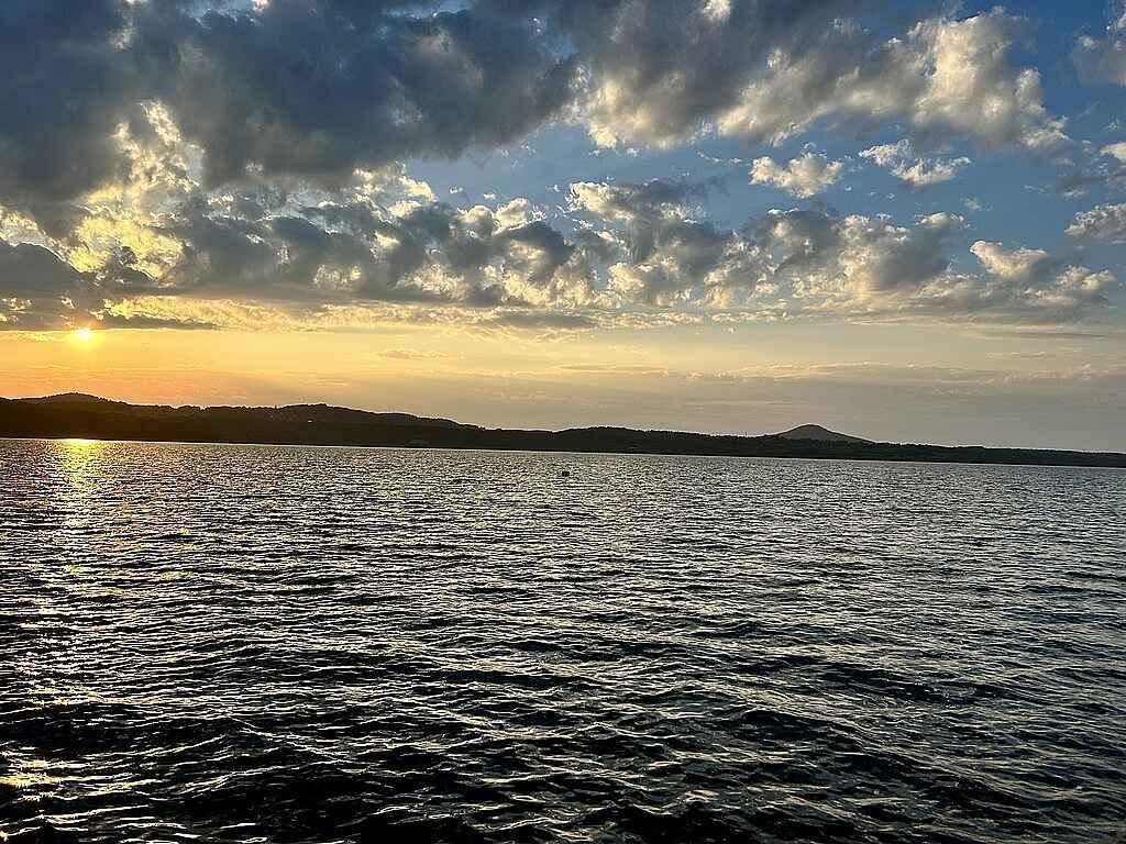 Berzdorfer See je jezero, které vzniklo v důsledku zaplavení bývalého dolu.