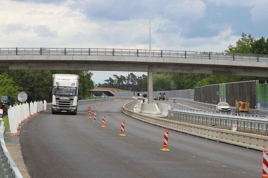 Dokončování dálničního úseku D55 u Bzence v závěru května 2025.