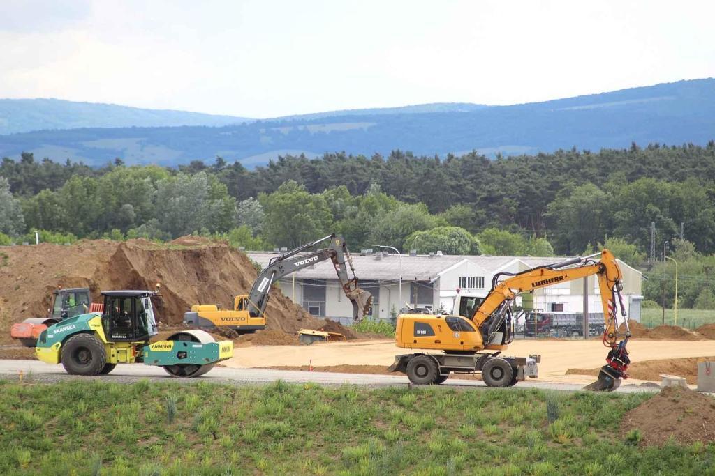 Dokončování dálničního úseku D55 u Bzence v závěru května 2025.