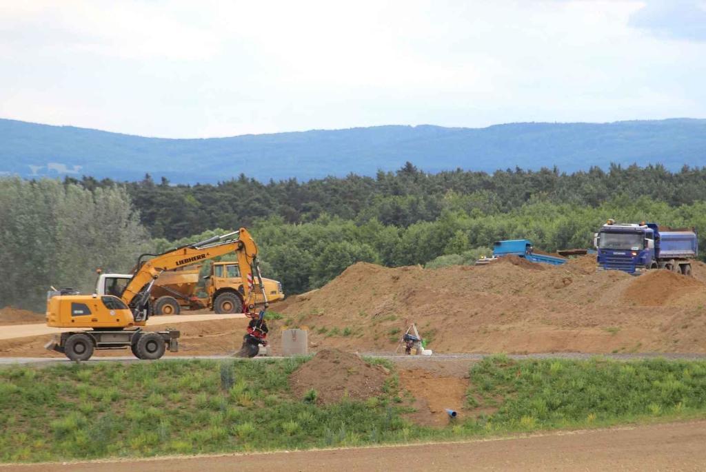 Dokončování dálničního úseku D55 u Bzence v závěru května 2025.