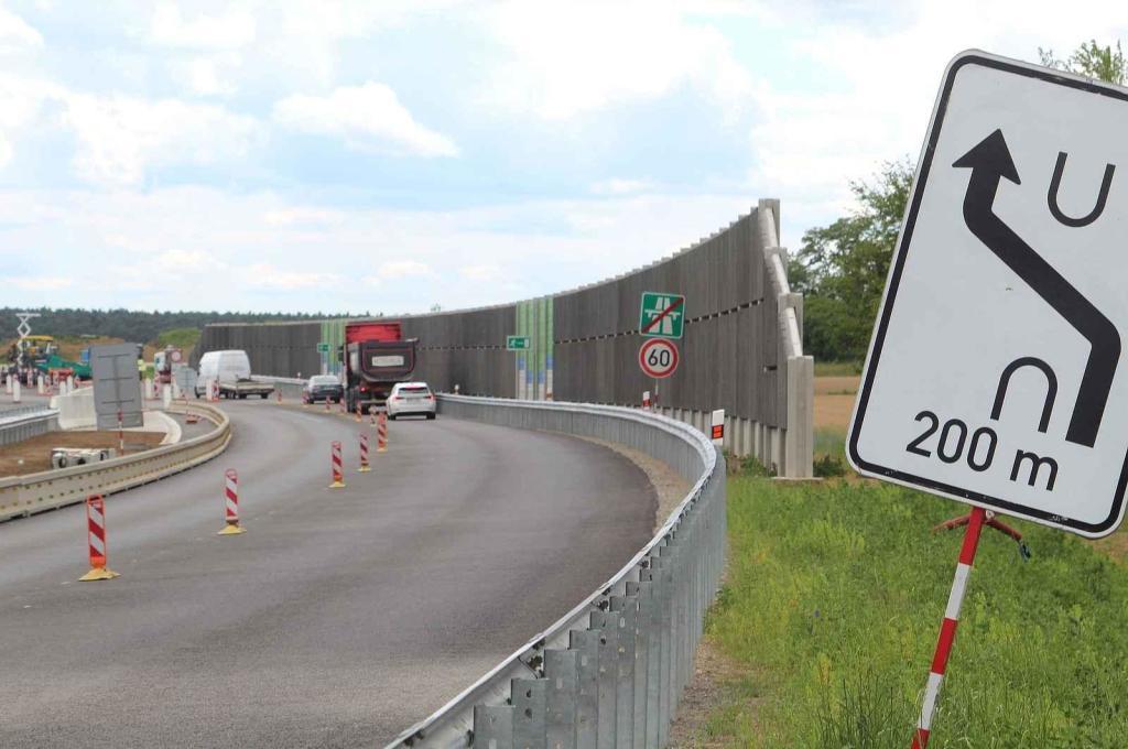 Dokončování dálničního úseku D55 u Bzence v závěru května 2025.