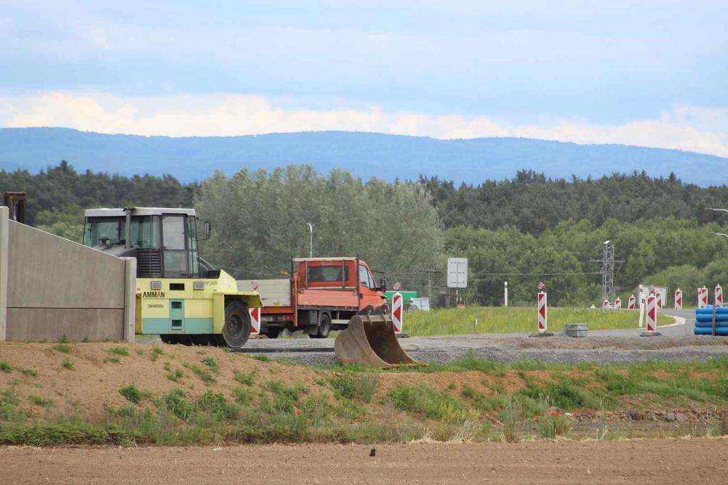 Dokončování dálničního úseku D55 u Bzence v závěru května 2025.