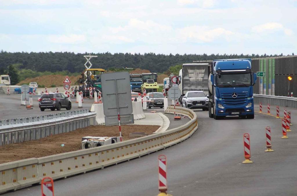 Dokončování dálničního úseku D55 u Bzence v závěru května 2025.