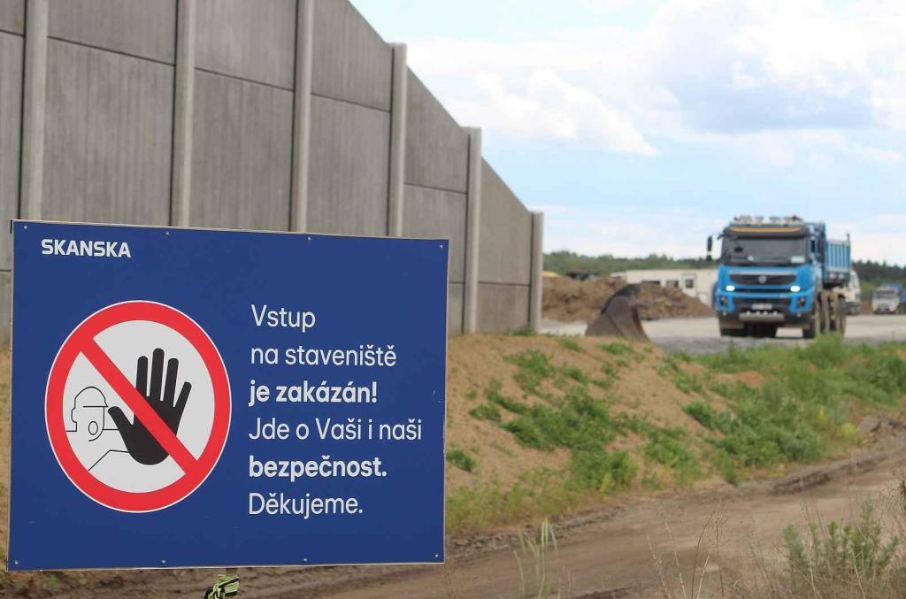 Dokončování dálničního úseku D55 u Bzence v závěru května 2025.
