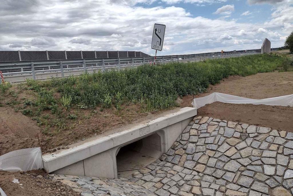 Dokončování dálničního úseku D55 u Bzence v závěru května 2025.
