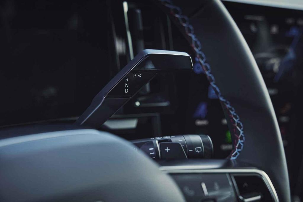 Renault upravil pozici páky pro ovládání převodovky.