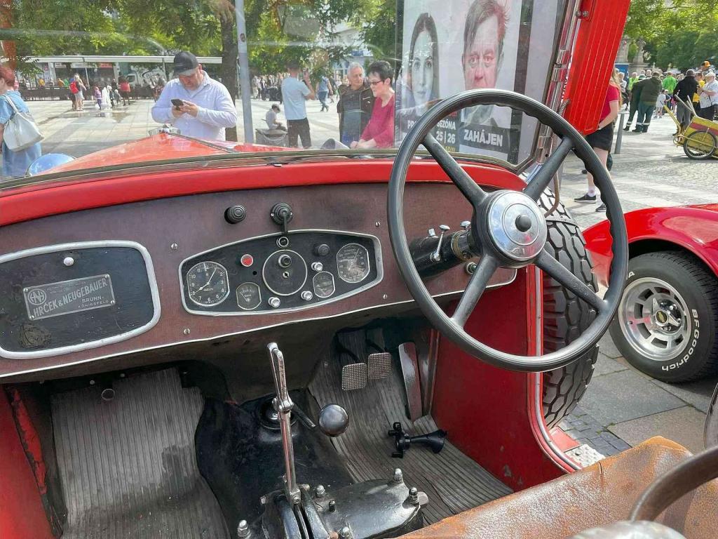 T70 v hasičské modifikaci je ikonickým vozem kopřivnického tatrováckého veteránského klubu, 2. 6. 2025.