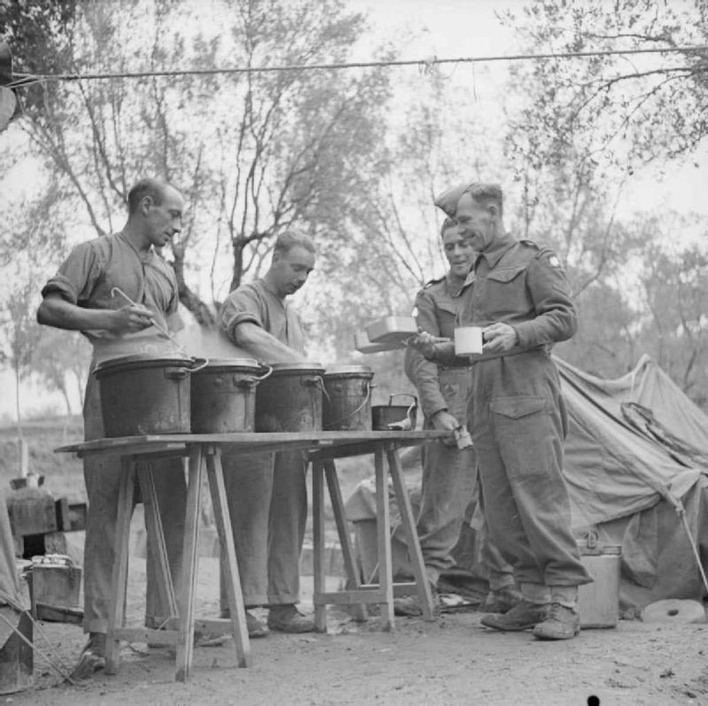 Britská polní kuchyně z období II. světové války v Itálii v roce 1943.