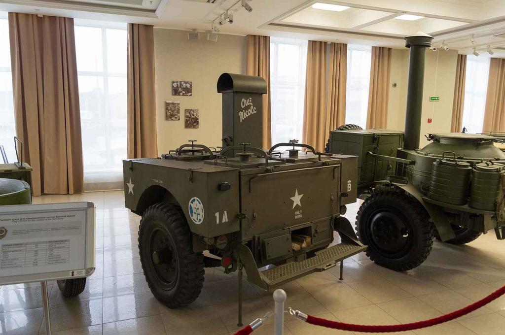 Polní kuchyň US Army z II. světové války, vystavená v muzeu.