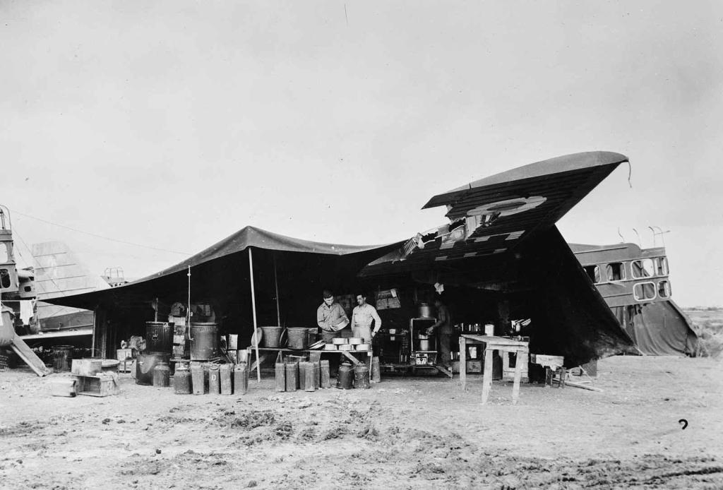 Provizorní americká polní vojenská kuchyně v Africe v roce 1943, kdy vojáci využily vraku francouzského bombardéru Bloch MB 200.