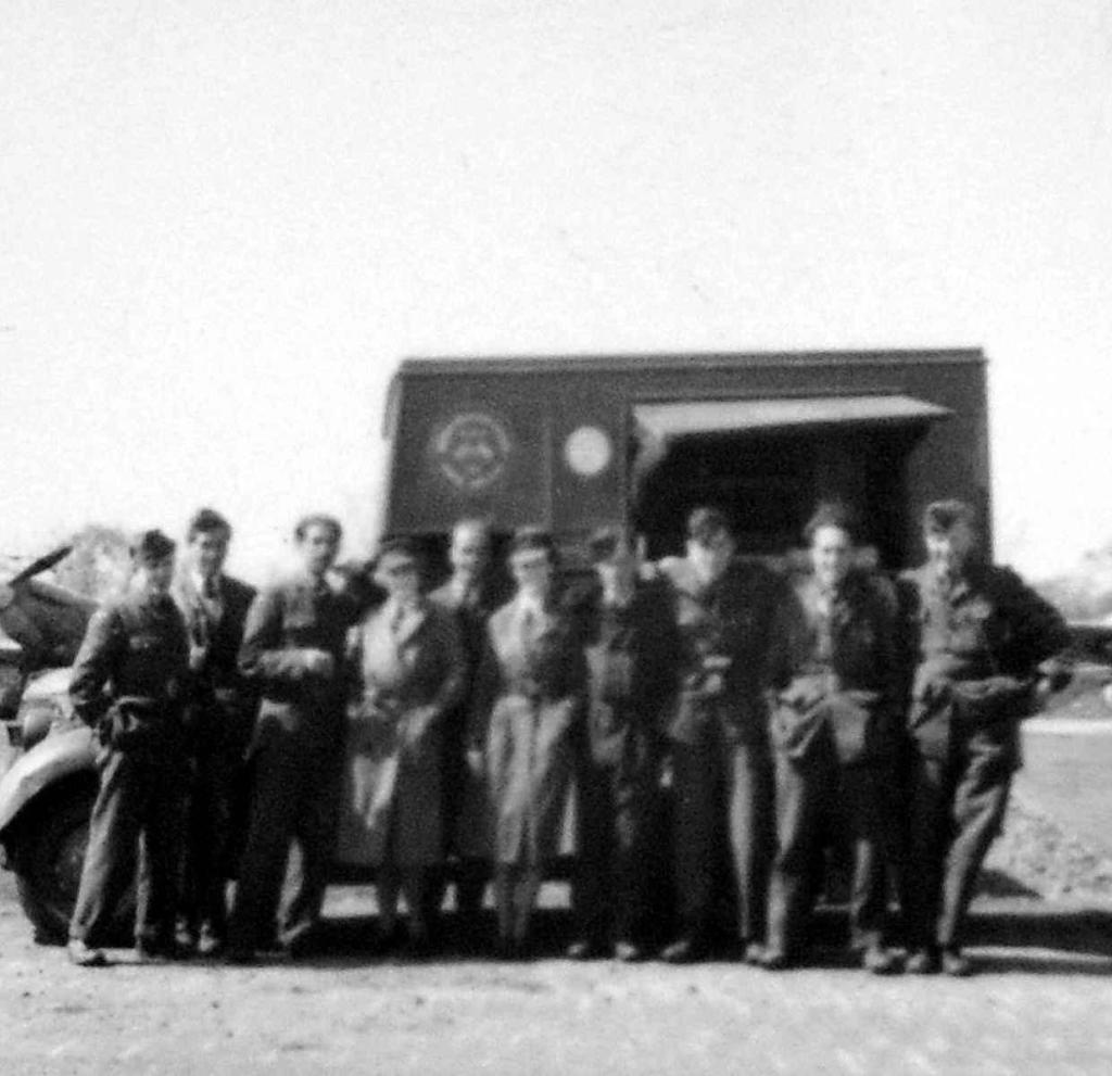 Britská kantýna na poněkud nekvalitním, za to raritním snímku, od 312. československé stíhací perutě RAF.