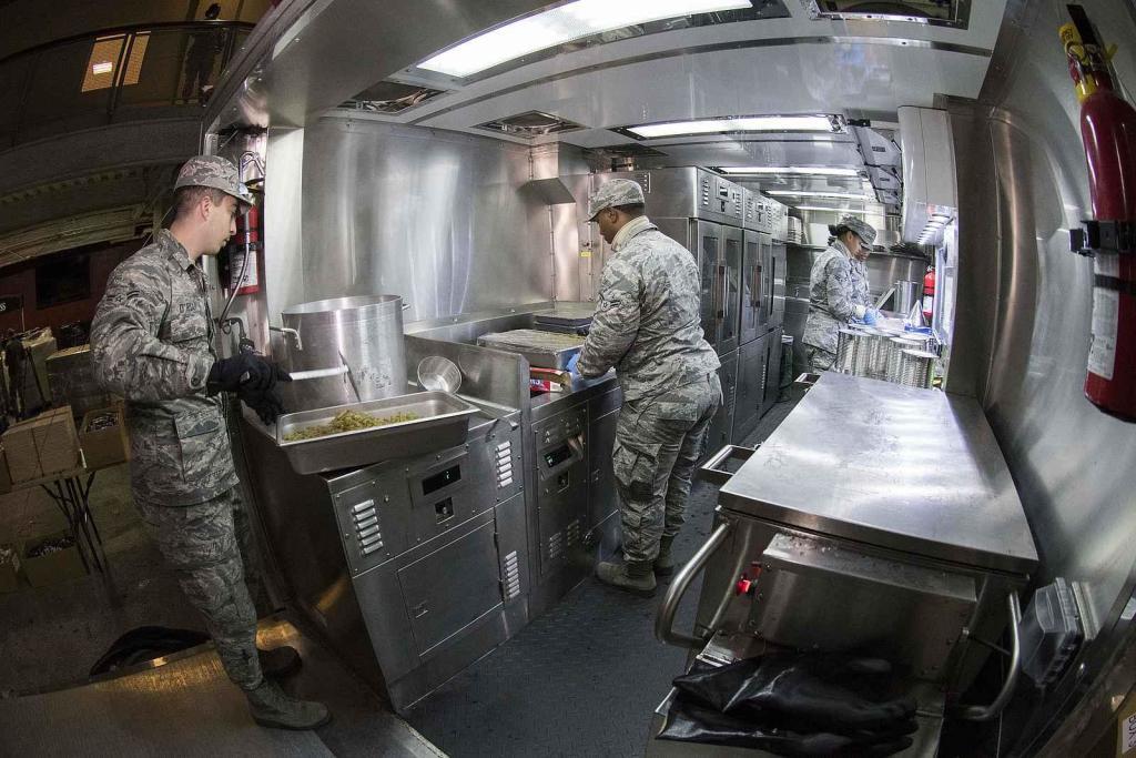 Zařízení moderní vojenské polní kuchyně armády USA.