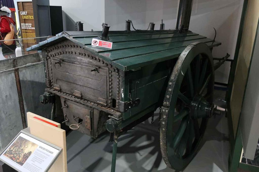 Vojenská polní kuchyně napoleonské armády, ukořistěná u Waterloo, je v současnosti vystavena v Royal Logistic Corps Muzeum ve Velké Británii.