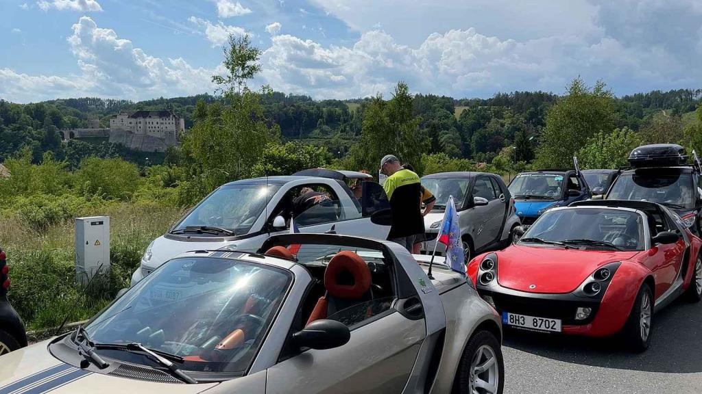 V Horních Jelčanech, v obci, kterou proslavil slavný rybníkář Jakub Krčín, jenž je spojený i s Třeboní, se o víkendu sešli nadšenci vozidel Smart, přijel i unikátní Crossblade.