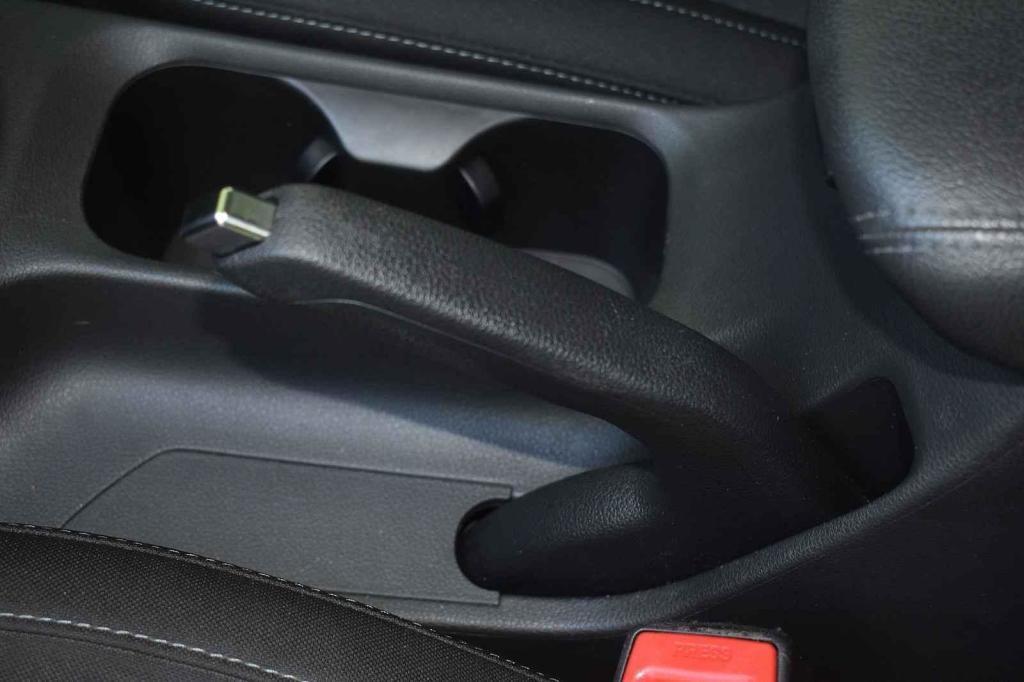 Parkovací brzda je mechanická.