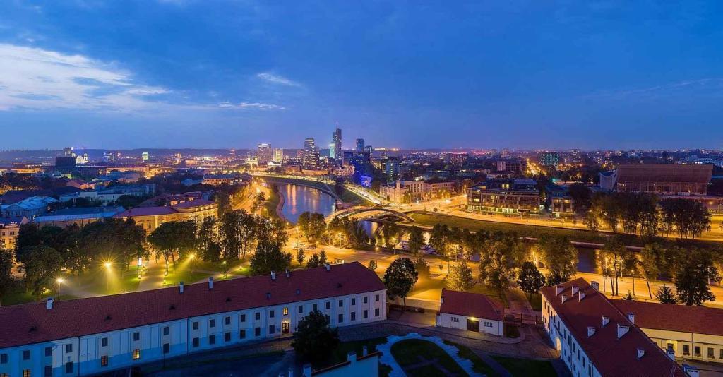 Noční pohled na litevskou metropoli Vilnius.