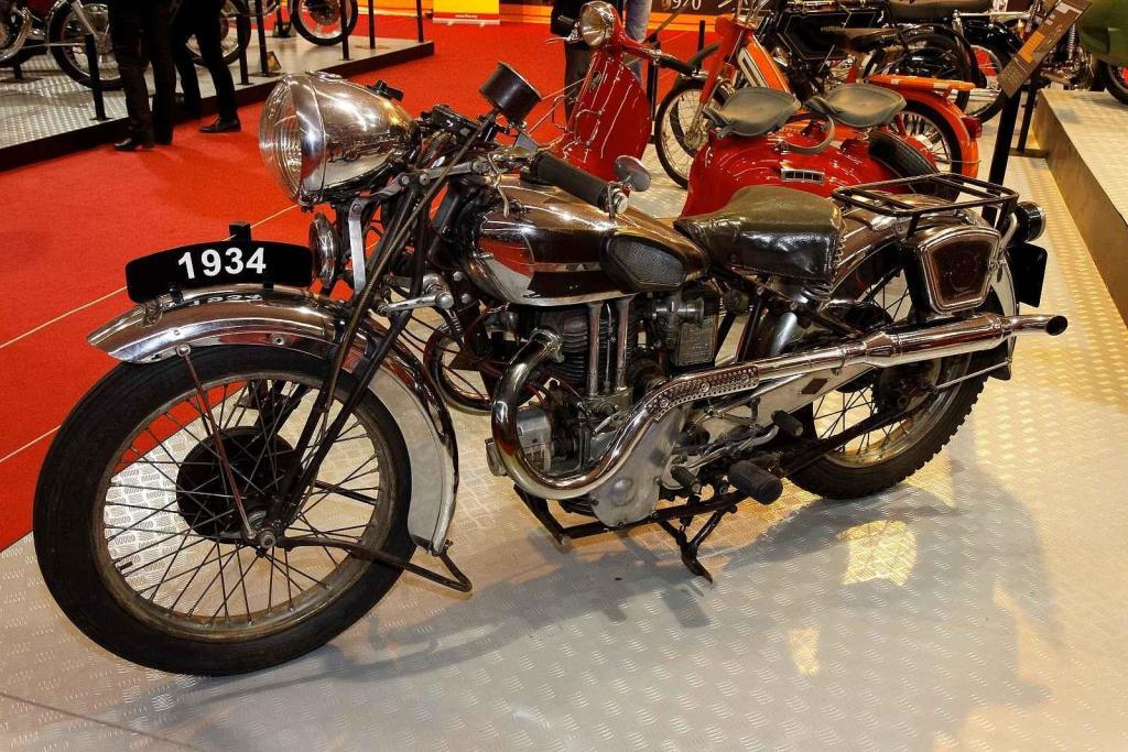 Motocykl Peugeot 515 vystavený na Salon de la moto v roce 2011.