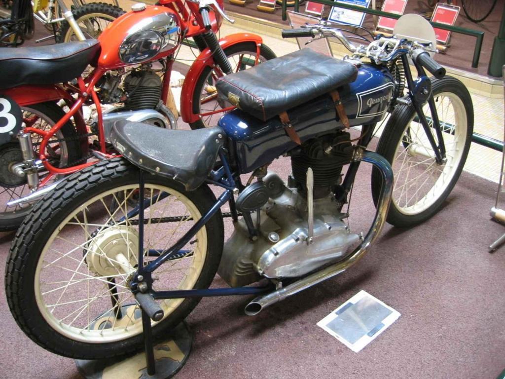 Pohled zezadu na rekordní motocykl Peugeot 515.