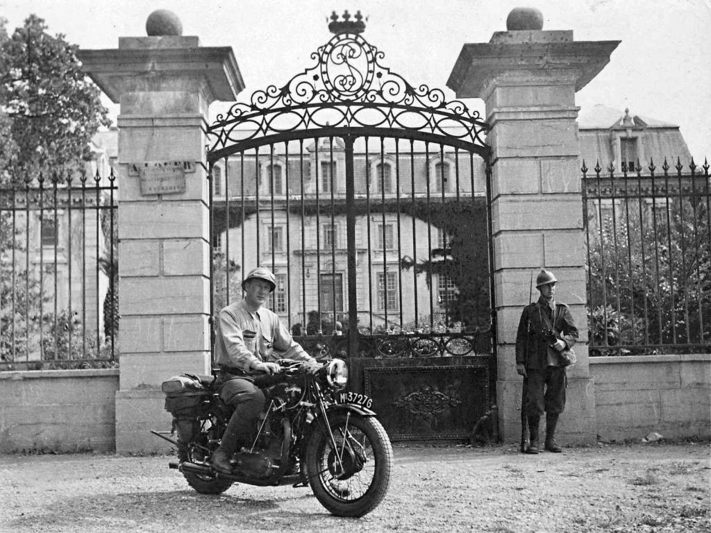Desátník František Adam na motocyklu Peugeot 515, na snímku z pozůstalosti Jiřího Horáka.