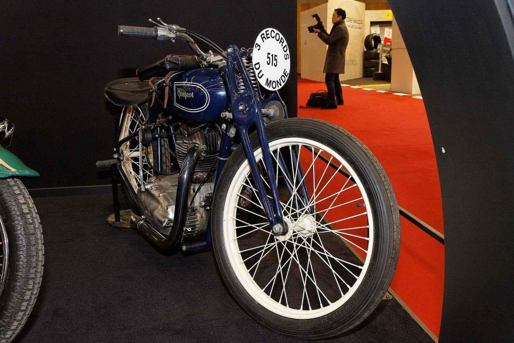 Motocykl Peugeot 515, pochopitelně upravený, si připsal několik rychlostních rekordů. S běžným modelem se setkali také naši zahraniční vojáci během II. sv.. války ve Francii.