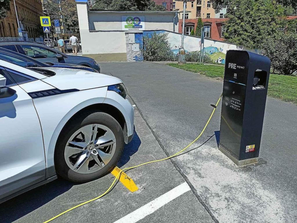 Elektromobil na nabíjecí stanici v Praze. Ilustrační snímek